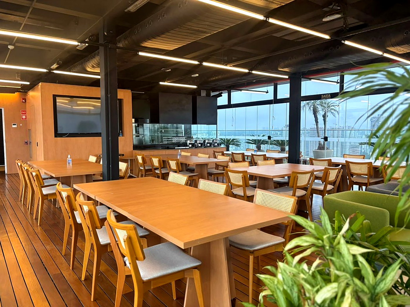 Área social do rooftop PicPay